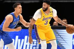 AYX体育赛事-NBA湖人队大胜独行侠队，夺得联盟第一