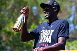 爱游戏APP-关于深圳队鏖战公牛，西亚卡姆刷新纪录的信息