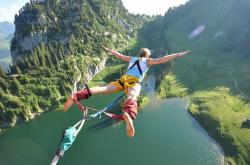 AYX官方直播-冰与火的交锋，芬兰铁血防守如何锁死哥伦比亚的南美烈焰