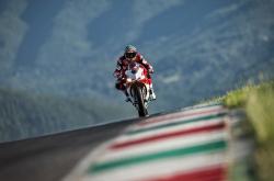 爱游戏官方-当安菲尔德遇见亚松森，莫德里奇在利物浦对阵巴拉圭中的跨时空攻防启示