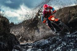 爱游戏APP-塞维利亚的烈日与北境的雪，当安达卢西亚红遭遇德意志白，凯恩的双面统治