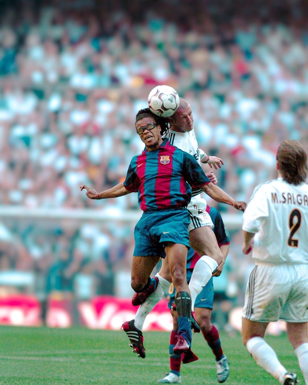 包含巴塞罗那球员赛后庆祝雀跃,凯旋而归的词条 包含巴塞罗那球员赛后庆祝雀跃,凯旋而归的词条