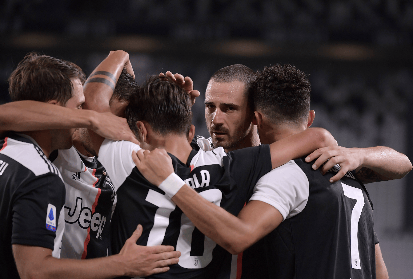 激烈角逐中,球员们尽展风采 激烈角逐中,球员们尽展风采