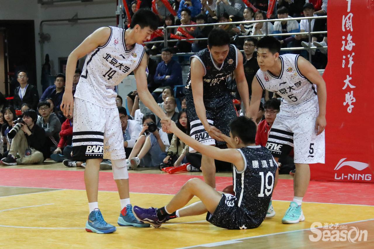 球员技术大比拼场上呈现高潮的简单介绍