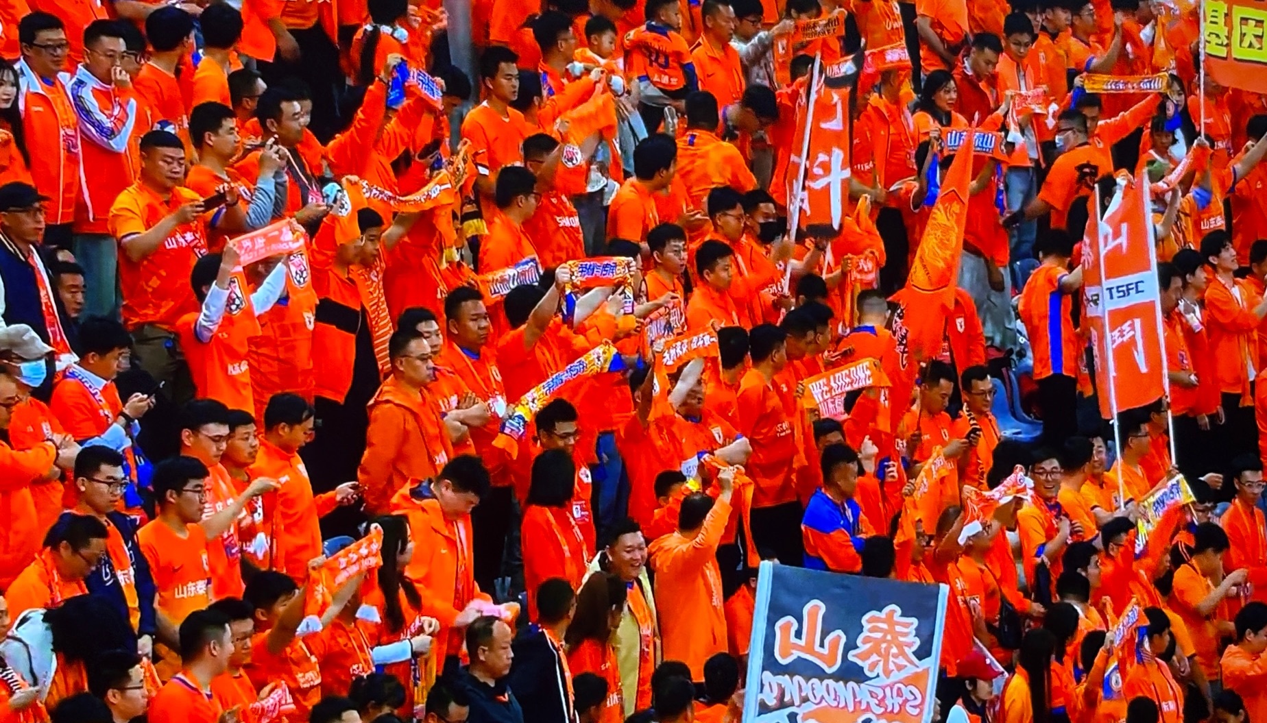 广州恒大主场大胜山东泰山，继续领跑积分榜的简单介绍