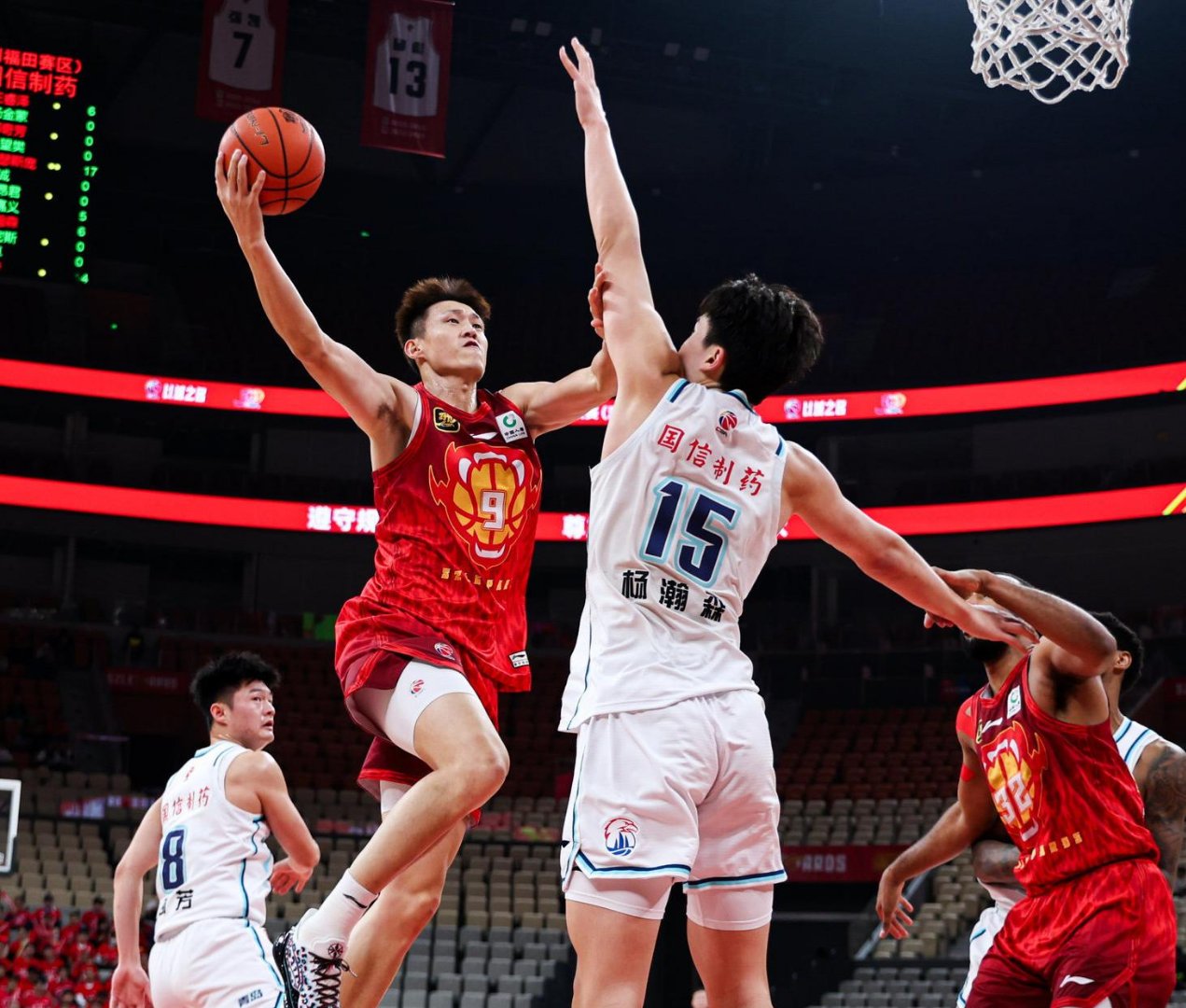 总决赛篮球联赛角逐激烈，队员们奋力拼搏的简单介绍