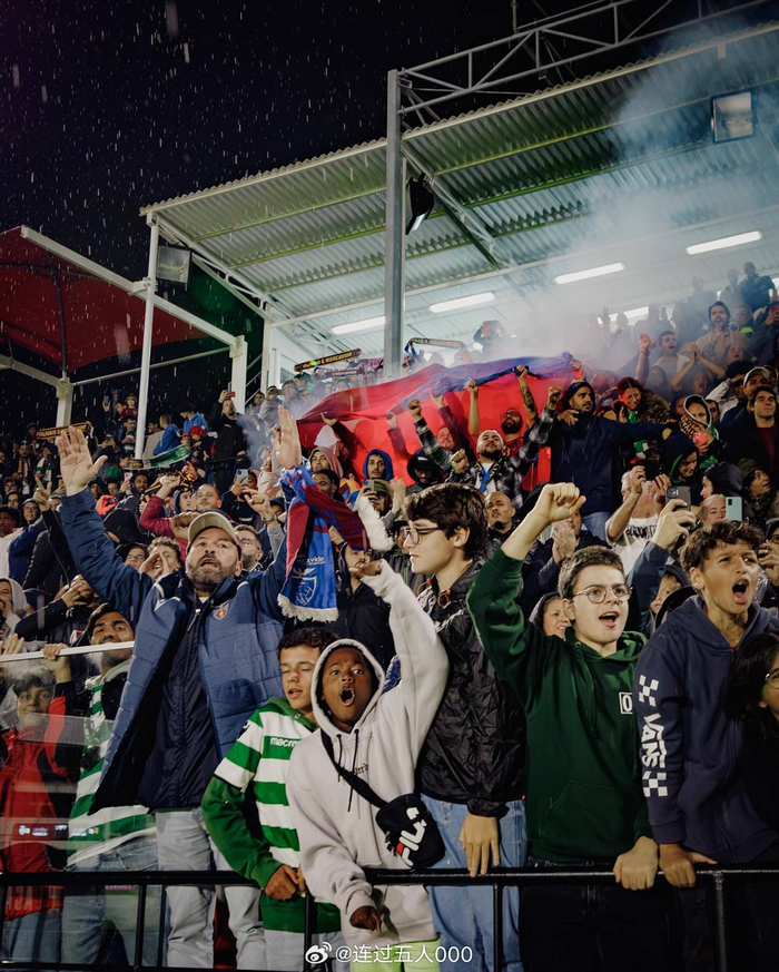 球迷热情支持球队，创造壮观氛围