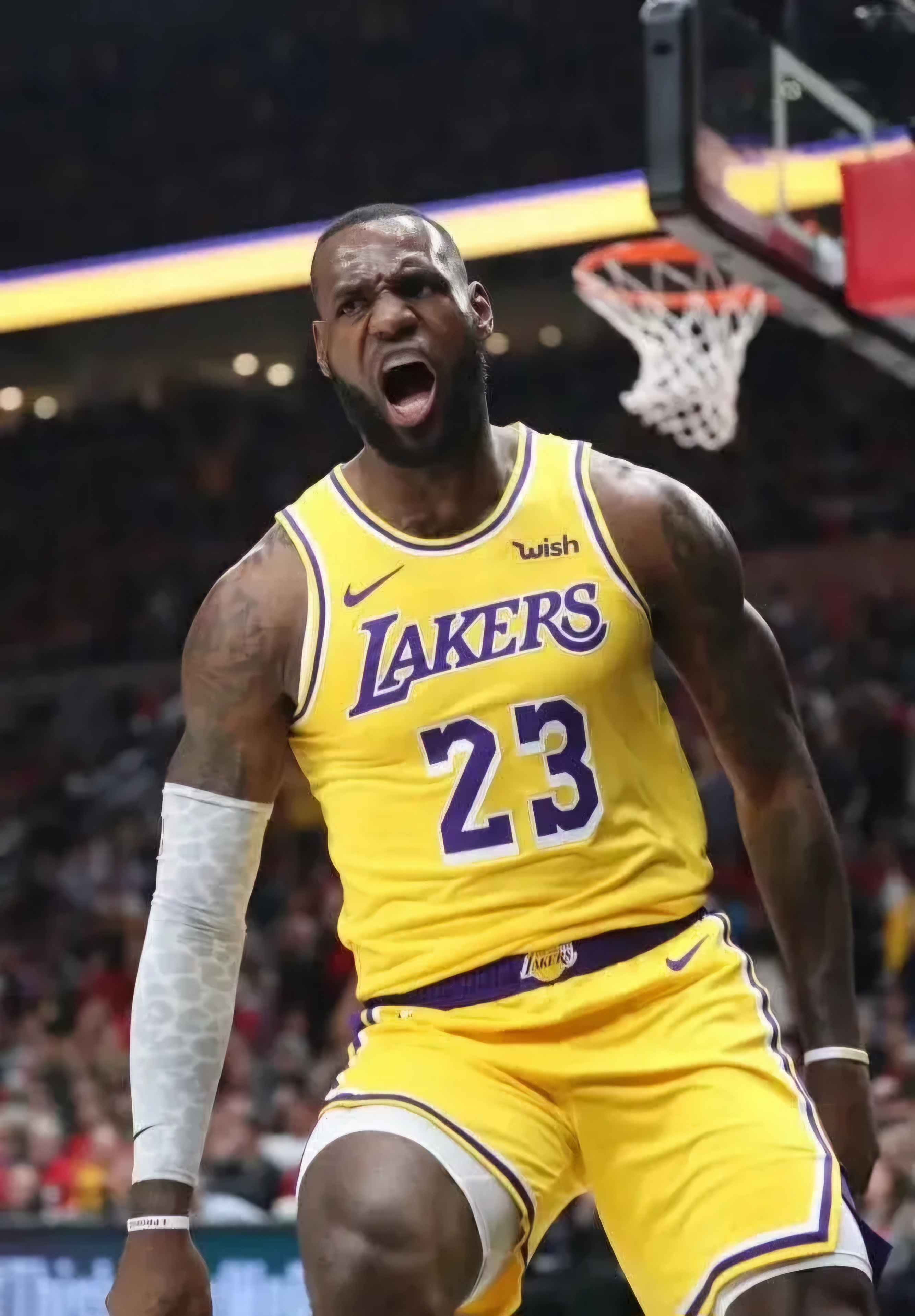 关于NBA勒布朗詹姆斯创下生涯新纪录，成为历史上得分最多的球员的信息