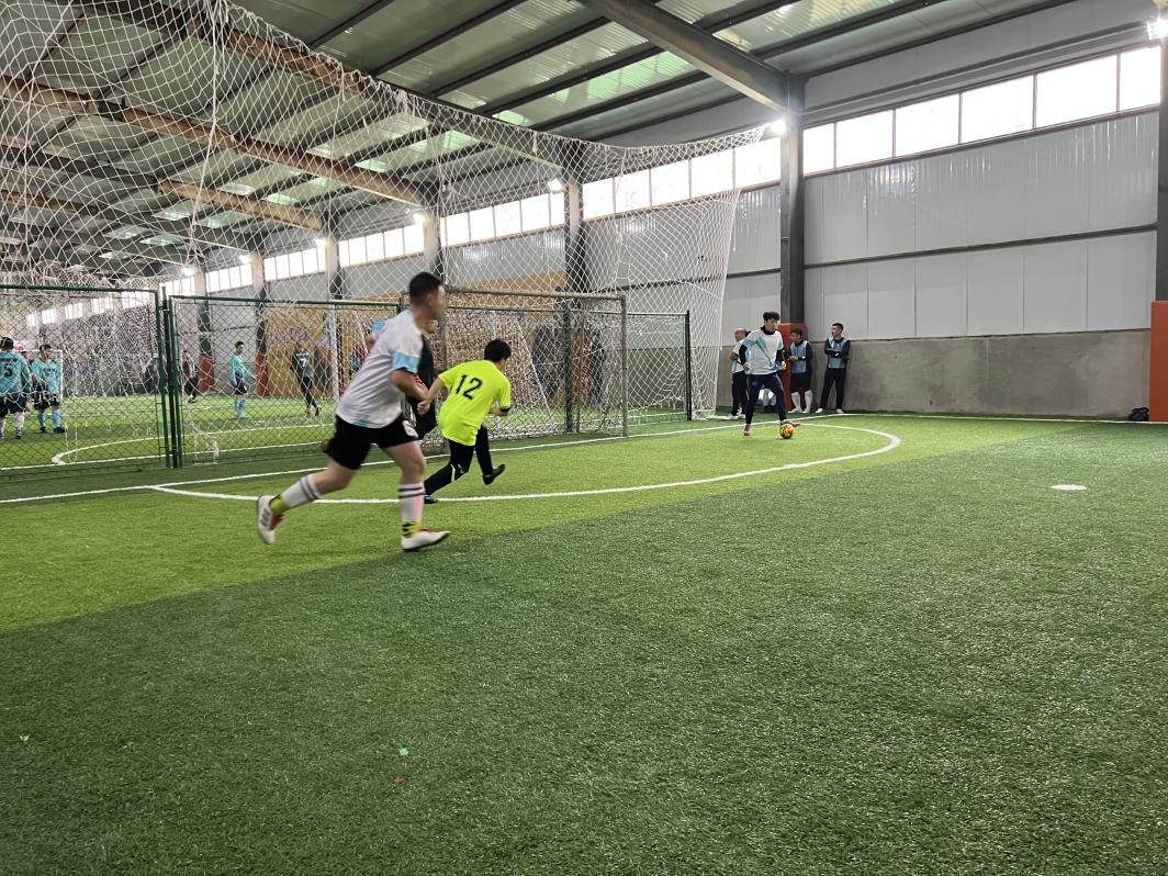 绿茵场上的紧张气氛渐渐升温