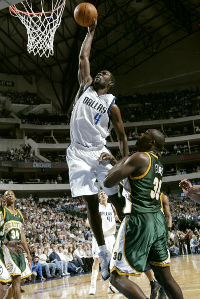 小牛队在客场比赛中逆转取胜