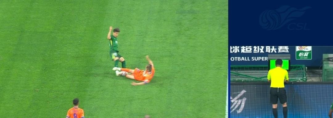 激烈角逐！足球比赛场上的激烈对抗